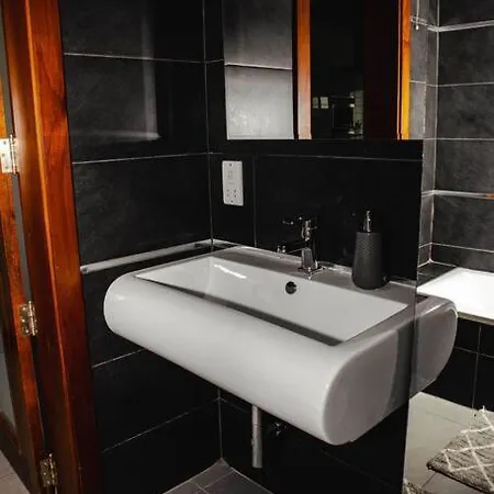 Seafront Two Bedroom Apartamento *