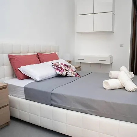 Seafront Two Bedroom Apartmán *